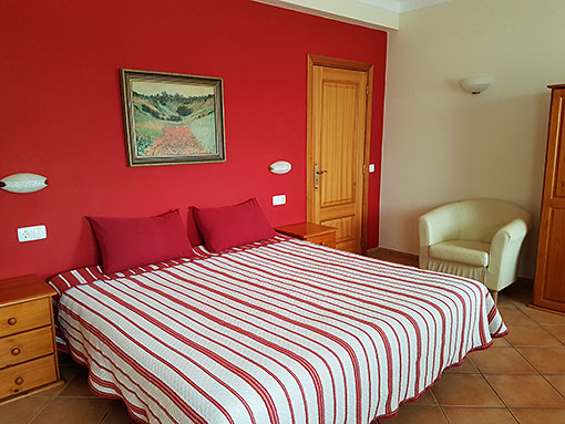 Casa Coruja - Bedroom With Extra Large Double Bed